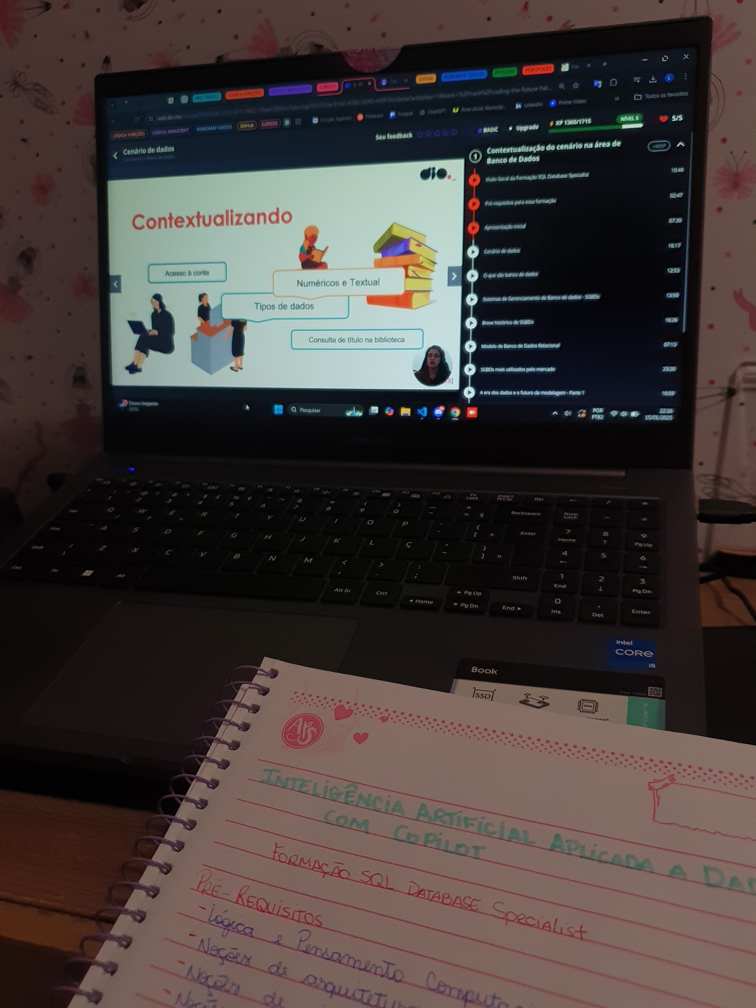 Foto de um notebook com conteúdo de tecnologia(estudos)